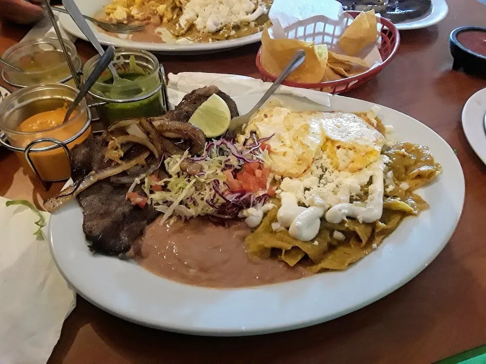 Chilaquiles Verdes Enzalada Y Visted Asado